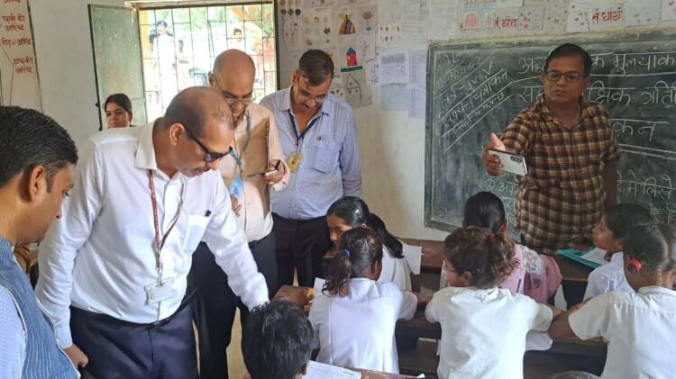 Bihar:निरीक्षण के दौरान एक कमरे में 3 कक्षाएं चलते देख प्रधानाध्यापक पर भड़के Kk पाठक; वेतन काटने के निर्देश - Kk Pathak Got Angry At Headmaster After Seeing 3 Classes Going On In 1 Room In Upgraded Middle School In Jamui - Amar Ujala Hindi News Live