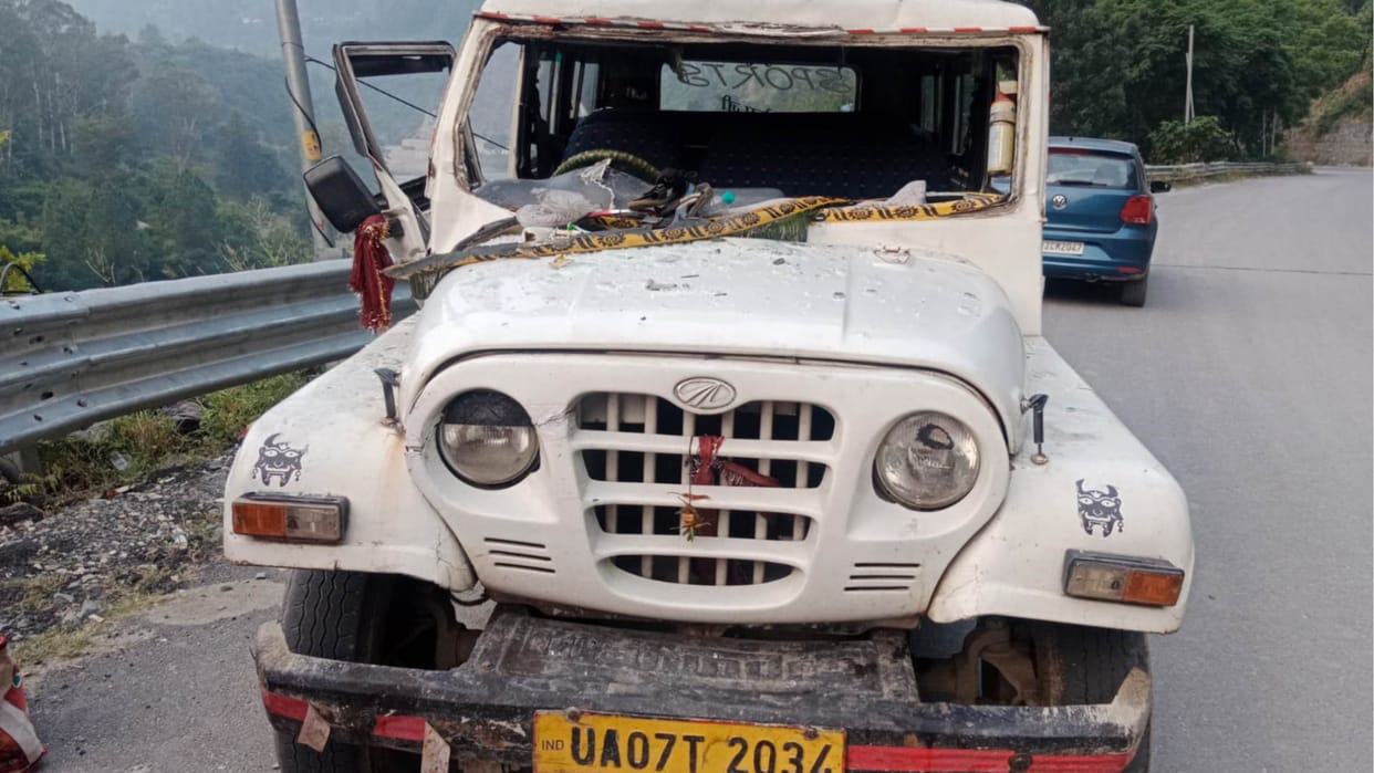 Stones fell from the hill on passenger vehicle near Gangotri Highway passengers from Rajasthan escaped