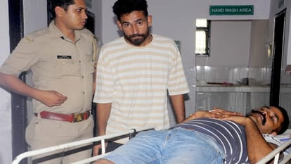 अमरोहा: फौजी की पत्नी से रात में चैटिंग करता था इंस्पेक्टर, गिरफ्तारी से बचने को छत से कूदा, टूट गया पांव Amroha: Inspector jumped from the roof to avoid police arrest, leg broken