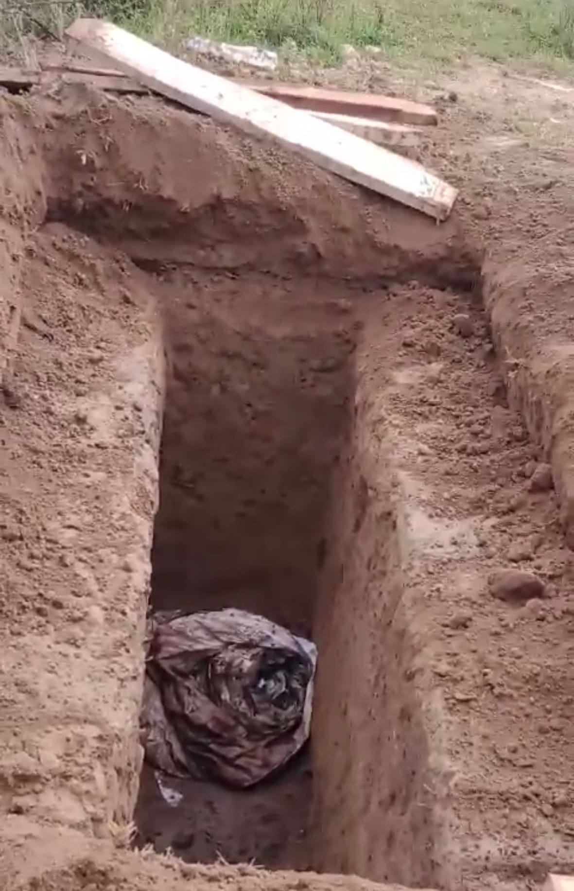 UP: Dead body was dug out of the grave and thrown out