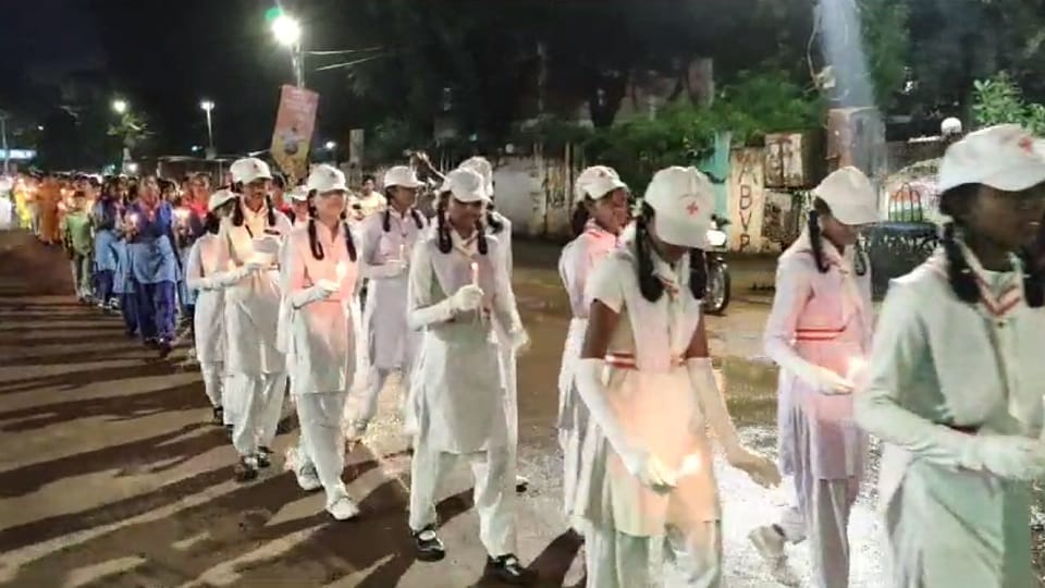 बालोद में स्कूली बच्चों ने निकाला कैंडल मार्च