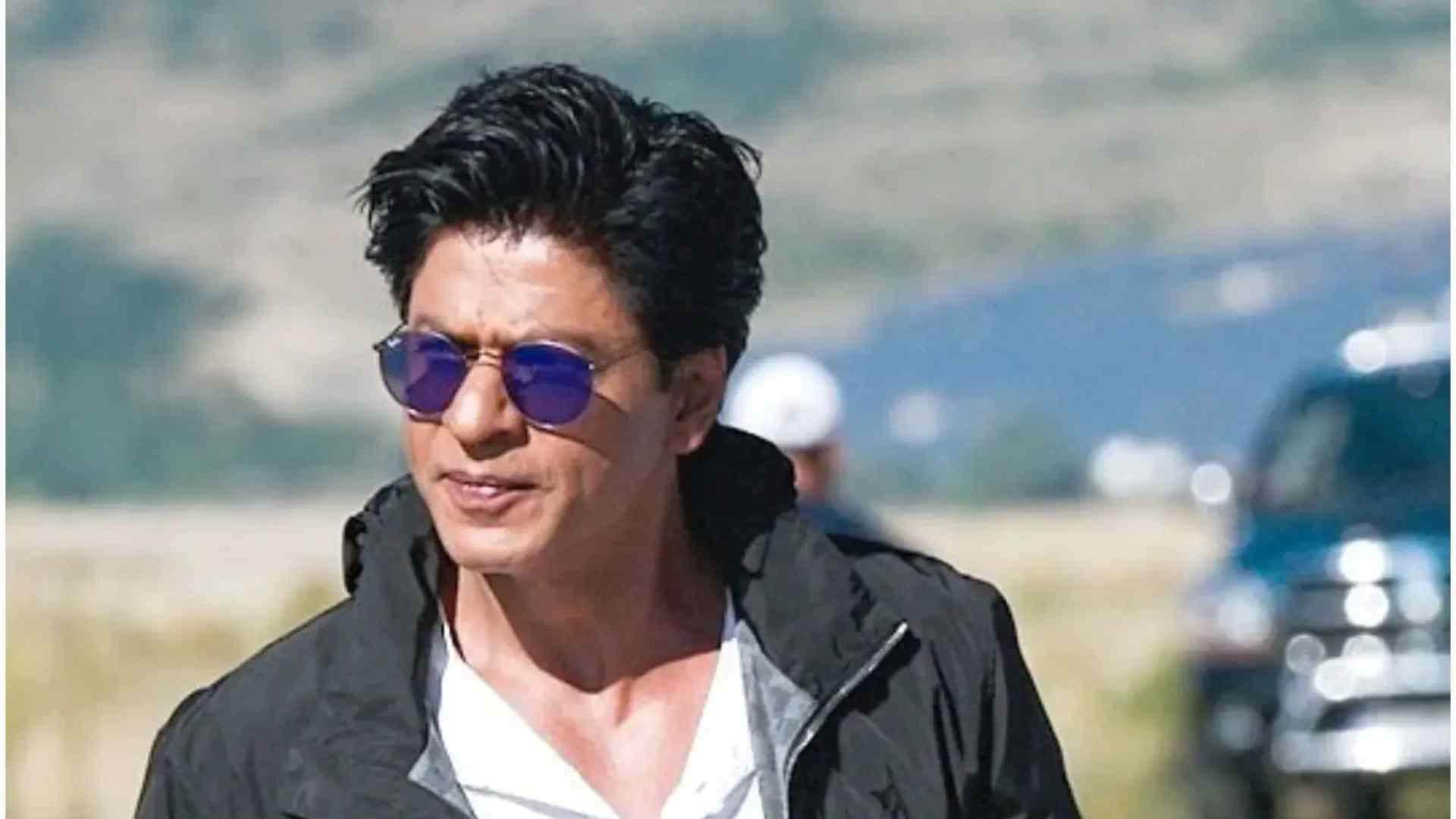 Shah Rukh Khan Reaction on holding a shotgun in Pathaan jawan and Dunki Says I actually really like this