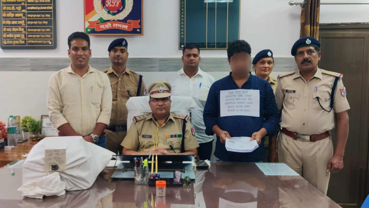 RPF caught illegal trader of railway e tickets in Basti