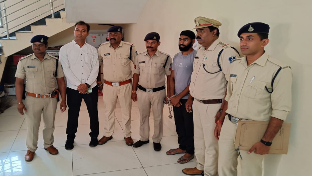 Burhanpur young man from a history-sheeter family was running an illegal weapons factory caught by police