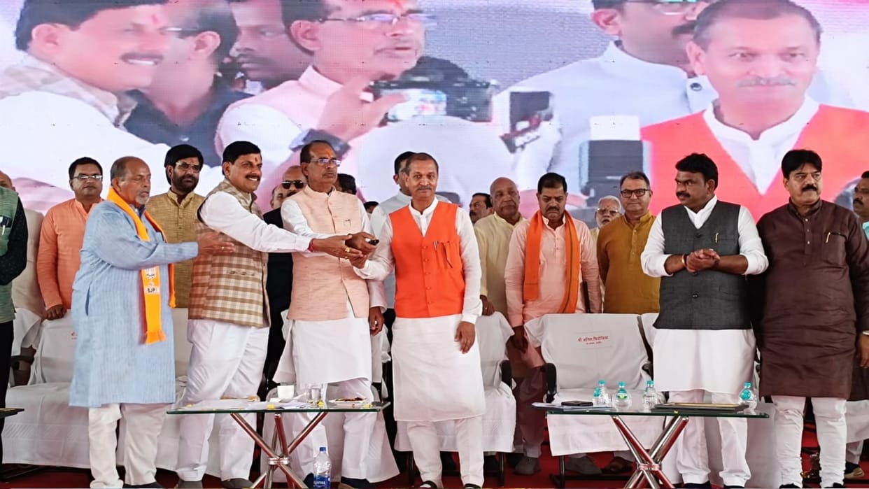 CM Shivraj in Ujjain Today Live Updates Perform Bhumi Pujan of Development Works in Budhni News in Hindi