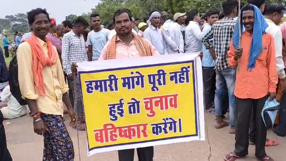 Villagers protest in Balod Occupy nine places by misusing position