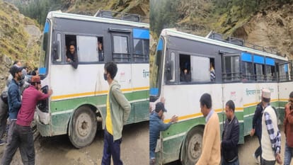 Chamba News: बीच सड़क पर हांफ गई बस, तीन किलोमीटर पैदल चलकर किलाड़ पहुंचे यात्री HRTC bus stopped in the middle of the road, passengers reached Kilar after walking three kilometers