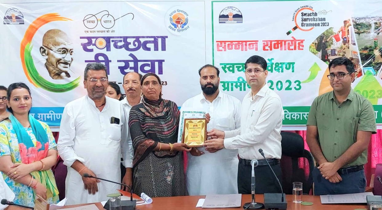 Una News:  Ispur Panchayat of Haroli is first in the entire district for excellent work.