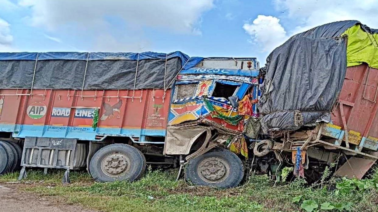 Jabalpur Truck Accident Another truck rammed into a truck parked on roadside four Died in accident
