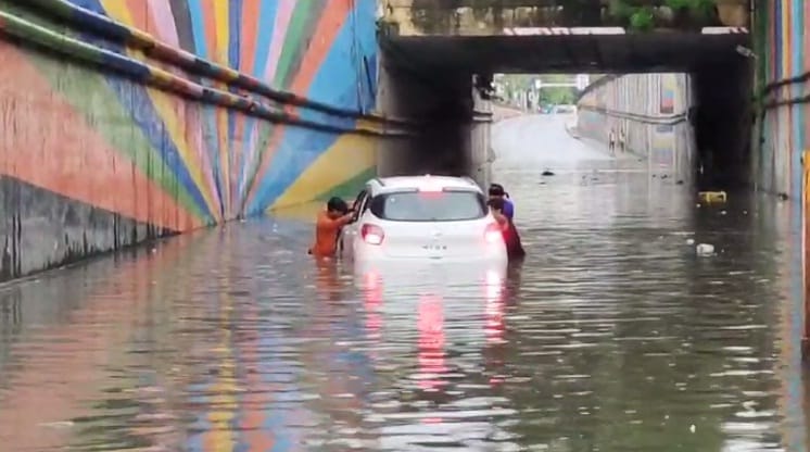 Torrential rain in Etawah, Waterlogging, water, buses and cars stuck within five hours, Vehicles were rescued