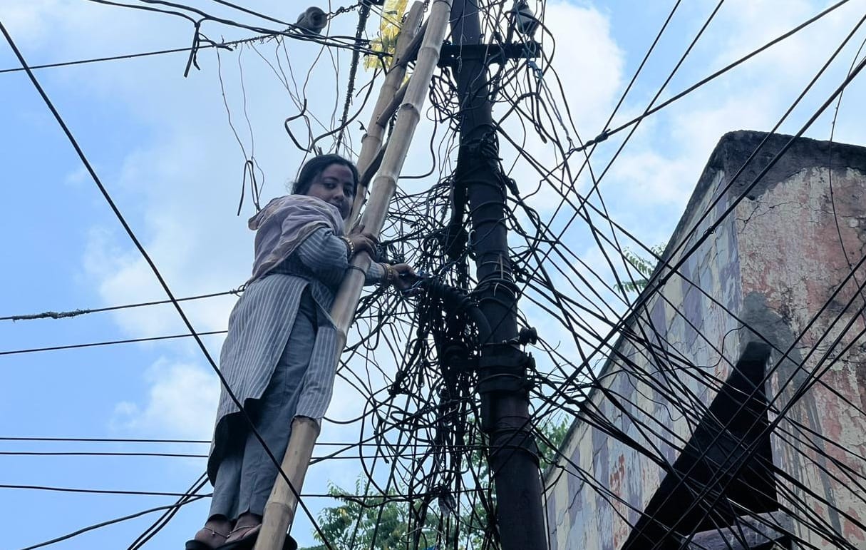 Councilor climbed the pole due to non functioning of street lights, risk of incidents increases with accidents