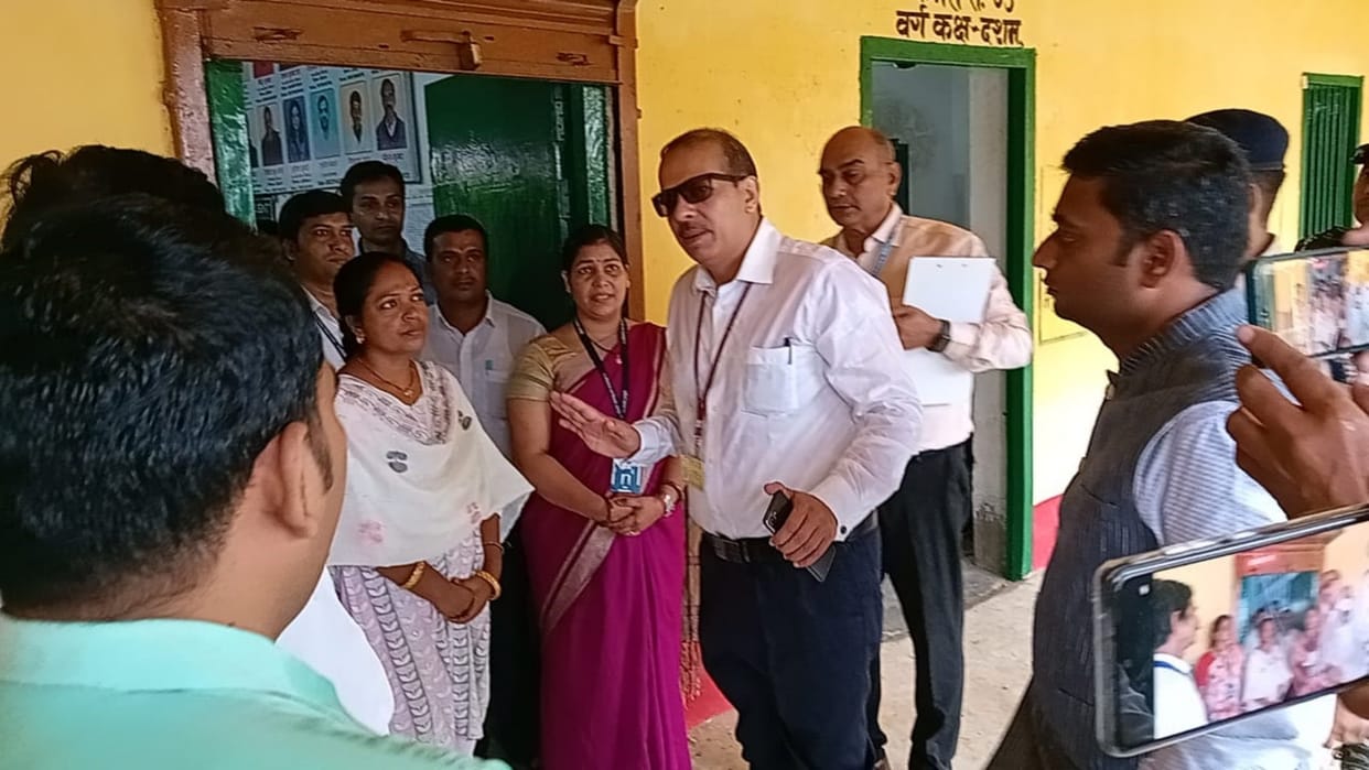 KK Pathak got angry at headmaster after seeing 3 classes going on in 1 room in upgraded middle school in Jamui