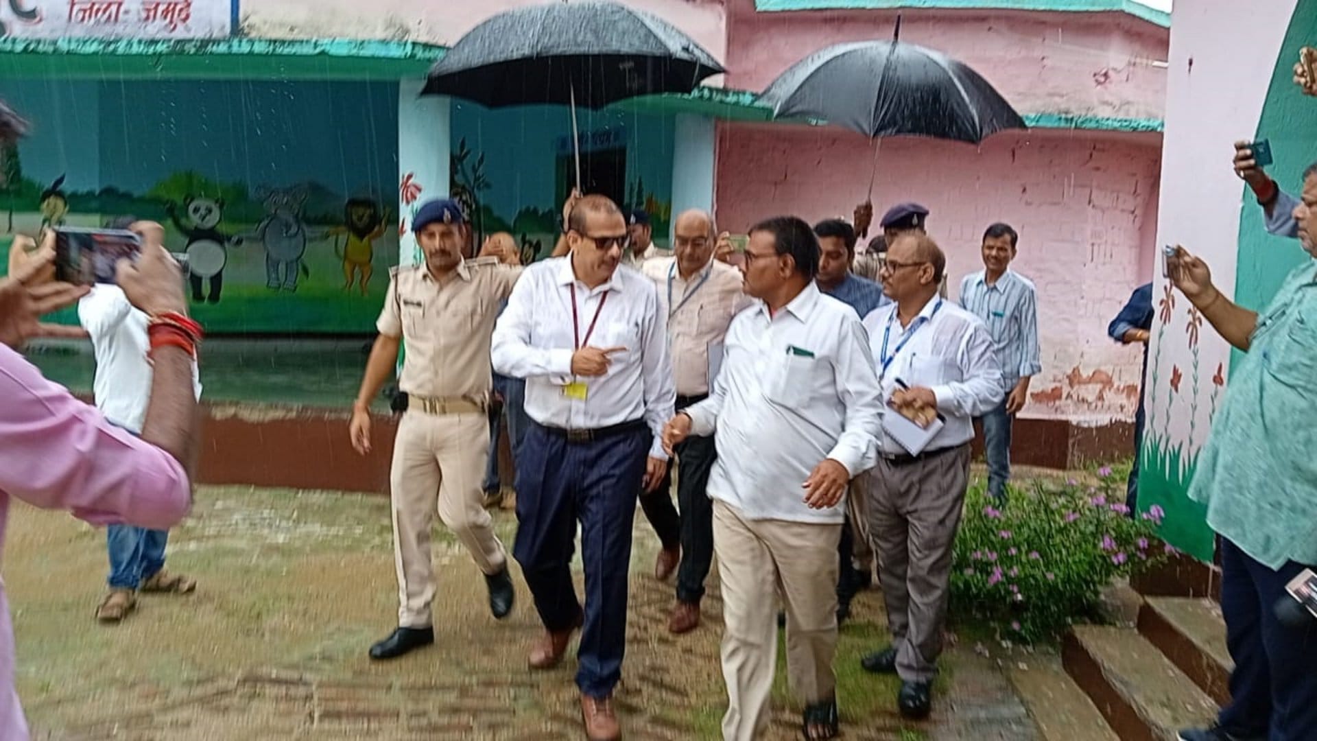 KK Pathak got angry at headmaster after seeing 3 classes going on in 1 room in upgraded middle school in Jamui