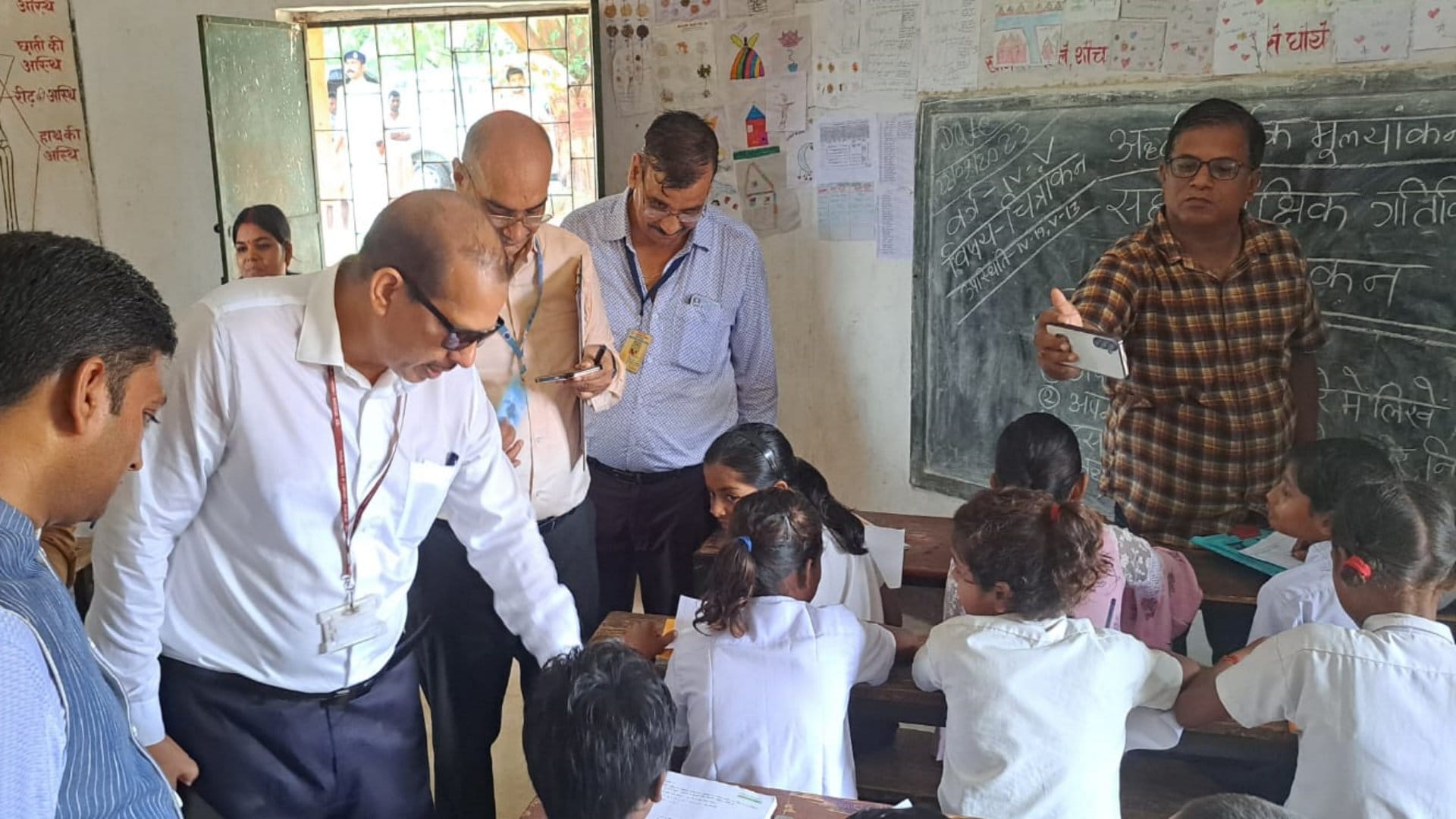 KK Pathak got angry at headmaster after seeing 3 classes going on in 1 room in upgraded middle school in Jamui