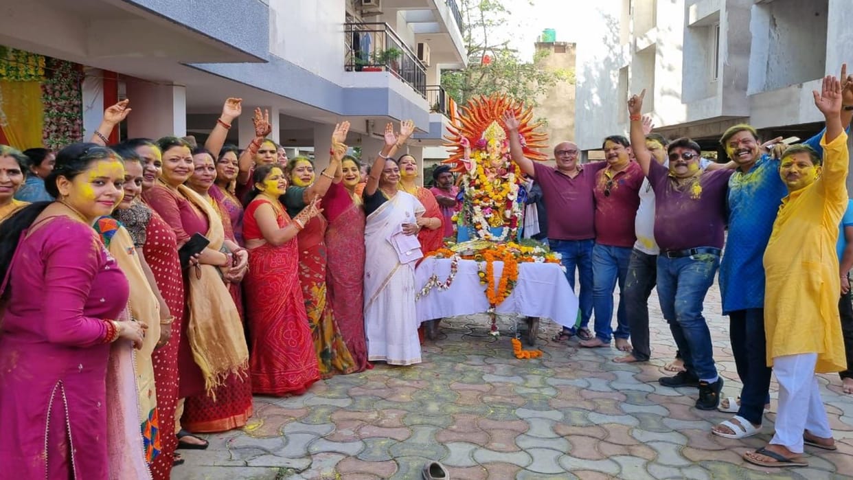 Shri Ganesh Mahotsav: Long queues to get a glimpse of Ganpati Bappa, cultural programs in the pandals.