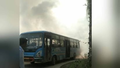 Mandi News: एचआरटीसी की चलती बस में अचानक उठने लगा धुआं, यात्रियों में दहशत Smoke suddenly starts rising in HRTC moving bus, panic among passengers