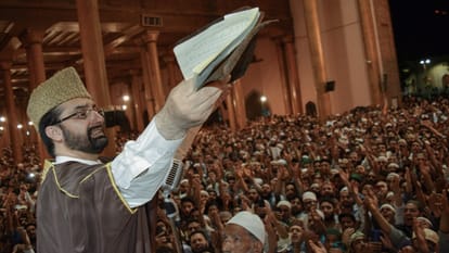 Mirwaiz Umar Farooq: मौलवी मीरवाइज उमर के नमाज पढ़ाने के फैसले पर क्या बोले कश्मीर के राजनीतिक नेता Mirwaiz Umar Farooq to lead friday namaz in srinagar omar mehooba and other leaders welcome