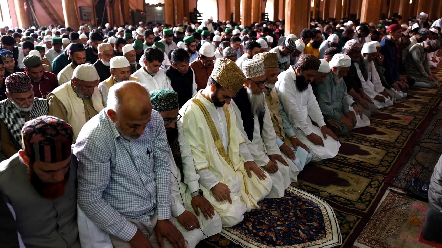Mirwaiz Umar Farooq Lead Friday Namaz In Srinagar said they want peace in kashmir