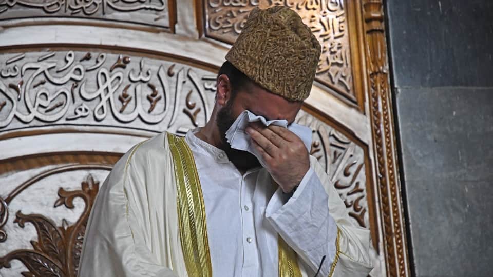 Mirwaiz Umar Farooq Lead Friday Namaz In Srinagar said they want peace in kashmir