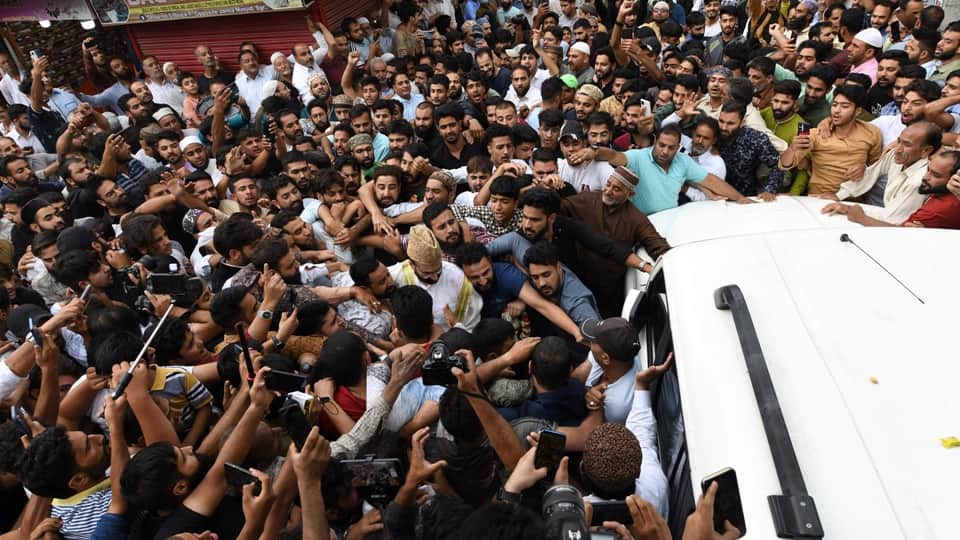 Mirwaiz Umar Farooq Lead Friday Namaz In Srinagar said they want peace in kashmir