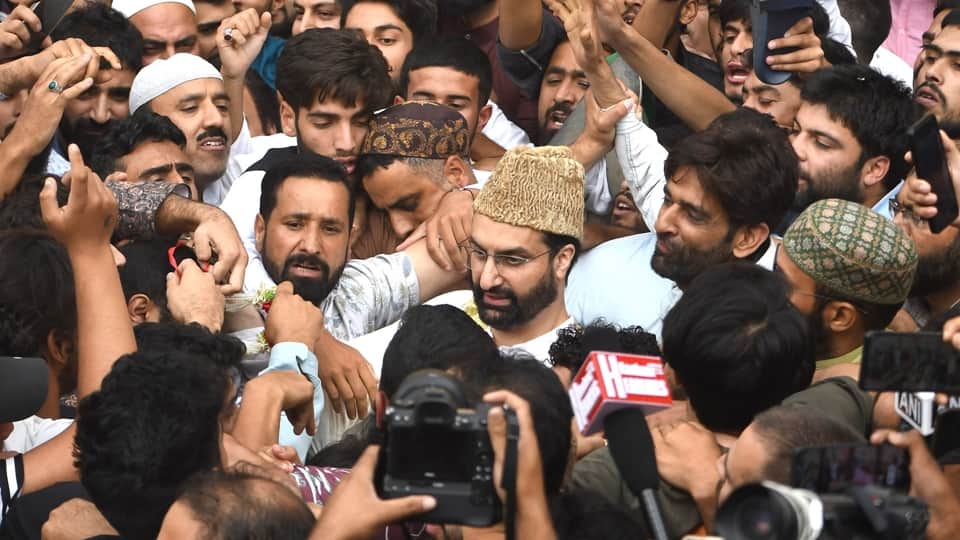 Mirwaiz Umar Farooq Lead Friday Namaz In Srinagar said they want peace in kashmir