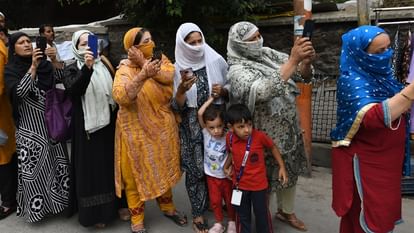 Mirwaiz Umar: जामा मस्जिद में भावुक हुए मीरवाइज, बोले- हम कश्मीर में अमन चाहते हैं, कश्मीरी पंडित घाटी लौटें Mirwaiz Umar Farooq Lead Friday Namaz In Srinagar said they want peace in kashmir