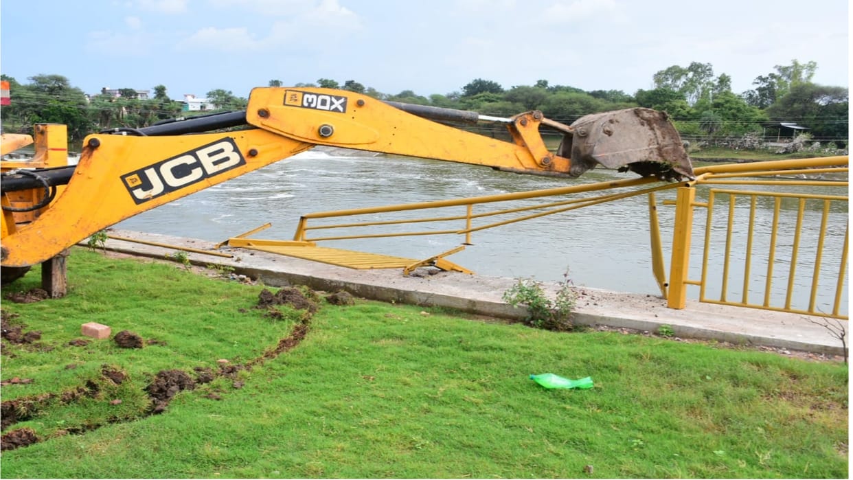 MP Ujjain Corporation removed JCB for illegal construction of Chalai Hotel Solitaire encroachment on land