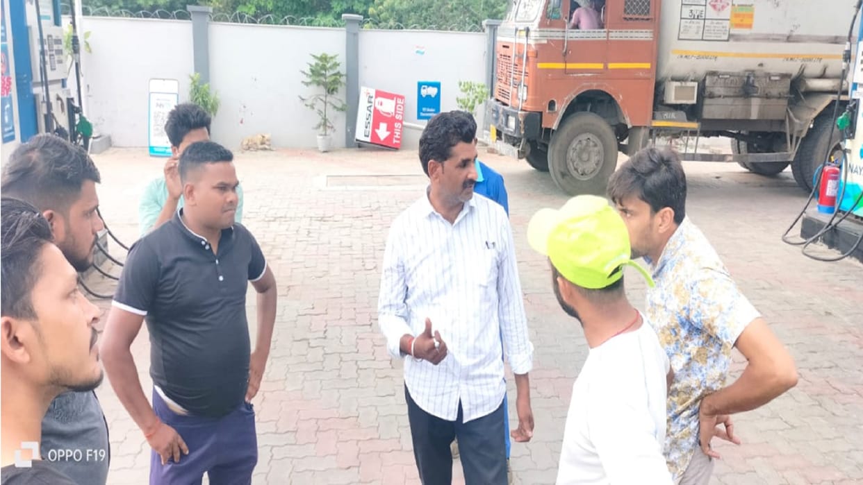 Meerut: Less oil was poured into two bikes at Nayara petrol pump in Kankar Khera, customers created ruckus