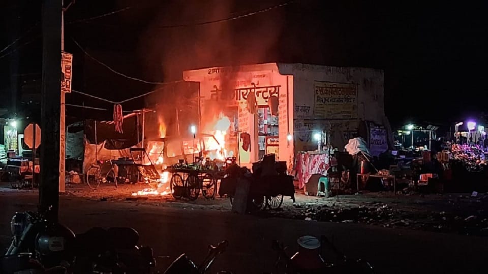 Fire broke out in Maruti van parked in front of clothes shop in Rampur