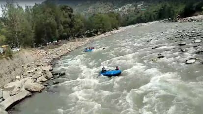 Kullu News: कुल्लू में साहसिक गतिविधियां शुरू, पर्यटक ब्यास नदी में ले रहे रिवर राफ्टिंग का आनंद Adventure activities started in Kullu, tourists enjoying river rafting in Beas river