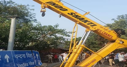 दिल्ली: पीडब्ल्यूडी क्रेन का टूटा बेल्ट, साइन बोर्ड लगवा रहे बुजुर्ग ठेकेदार की मौत Worker died while installing board by PWD crane