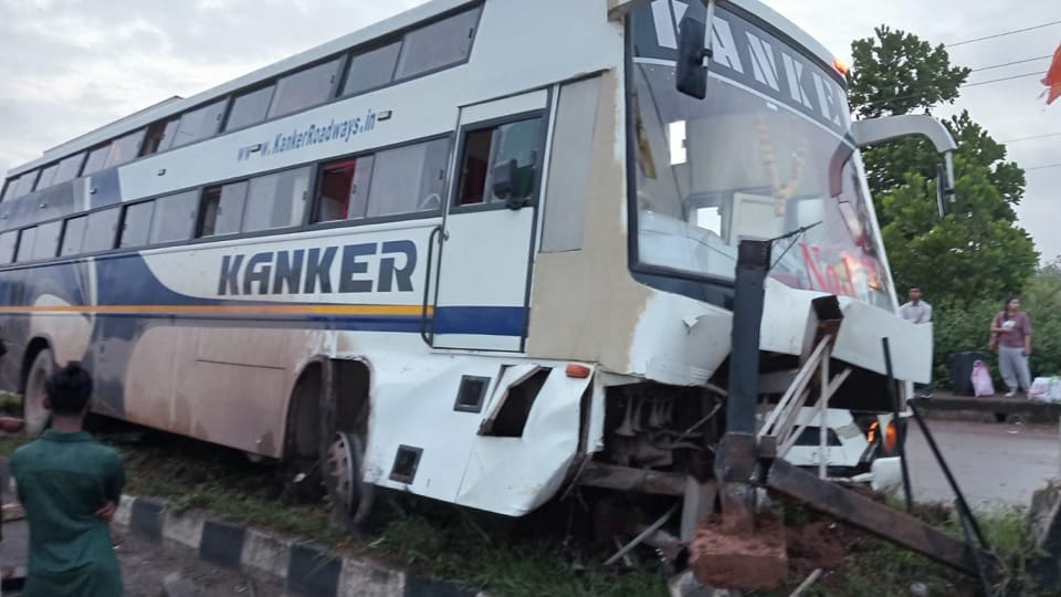 Bus full of passengers collides with divider