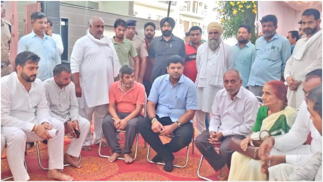 Deputy Chief Minister reached the house of martyr Major Ashish and consoled the family members