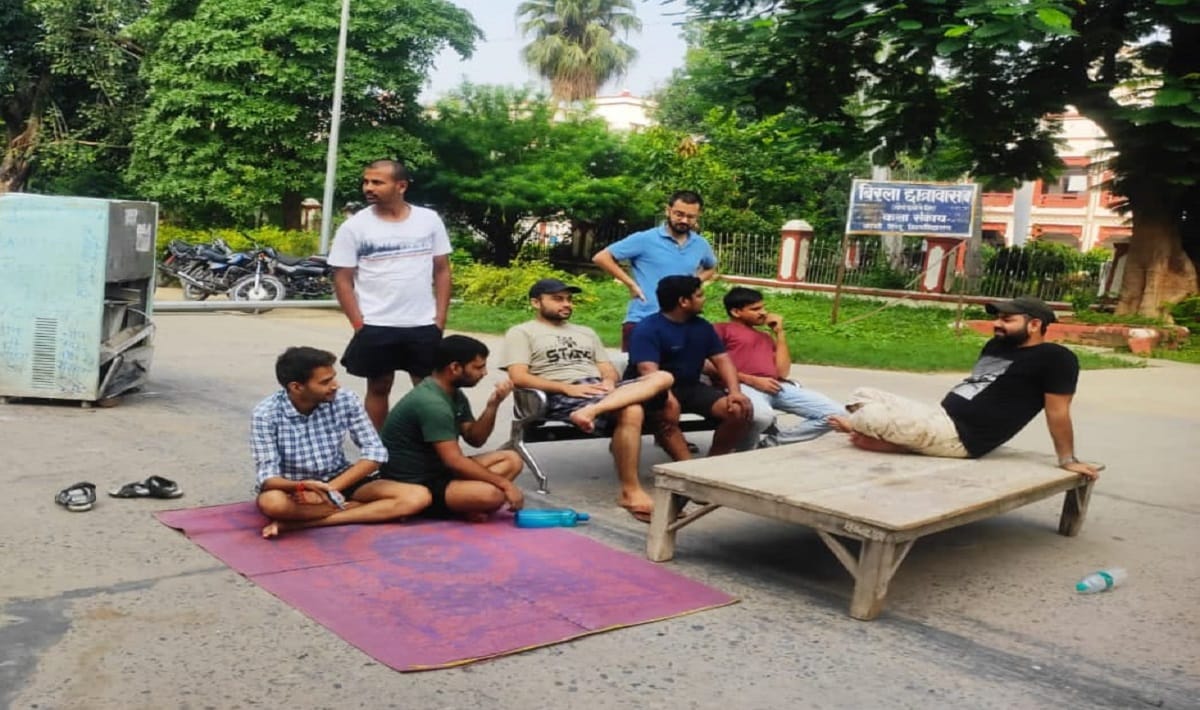 Admin warden of BHU Birla Hostel removed after Students were protesting for five days