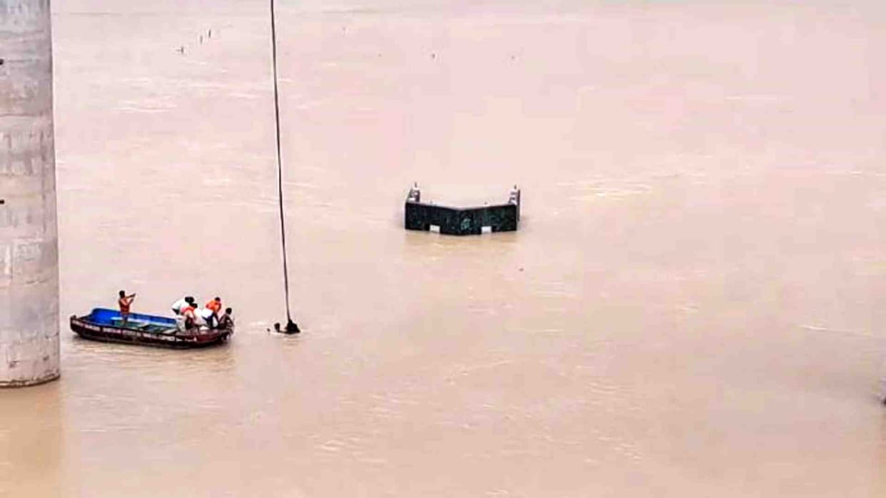 6 youths were swept away in the strong current of Chambal river in Dholpur, three youths were rescued