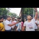 यूट्यूबर के समर्थन में लोग