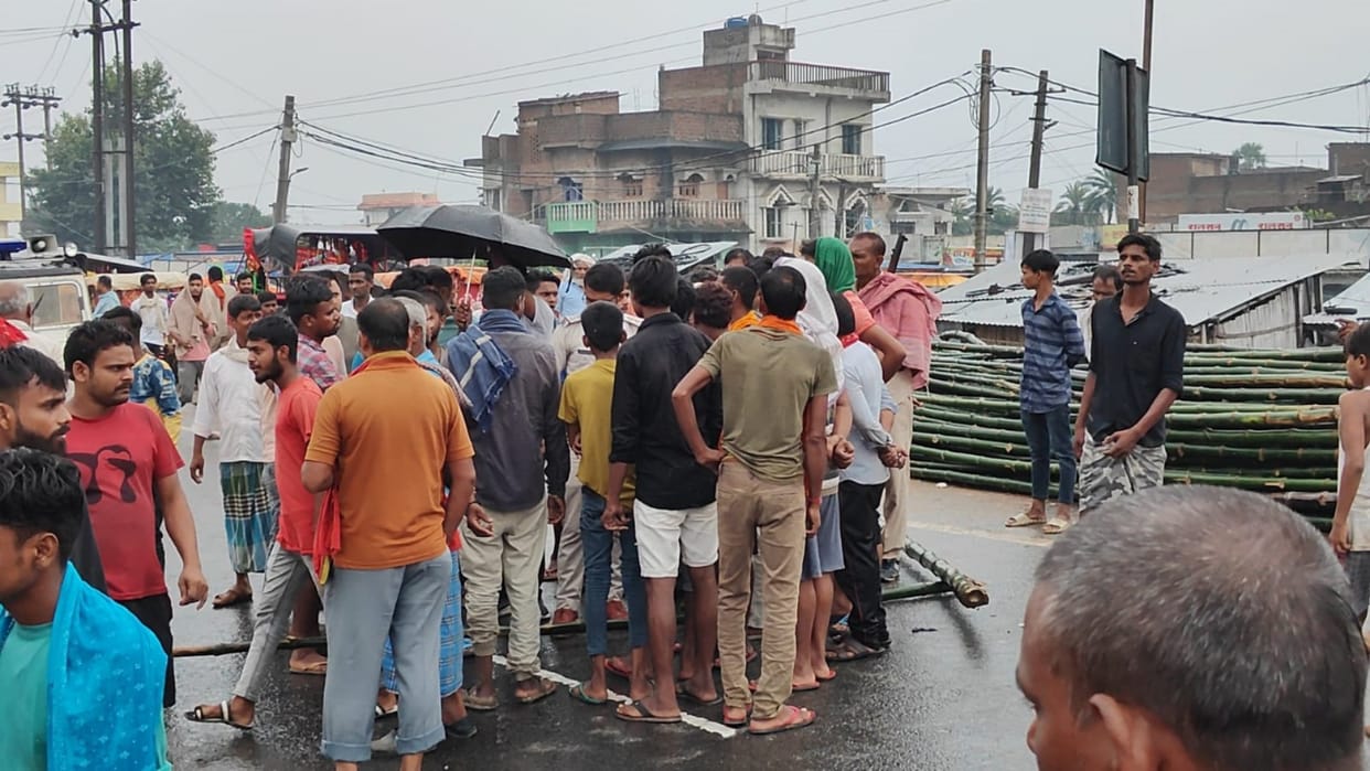 Anti-social elements vandalized a place of worship in Begusarai; Angry villagers jammed NH 31