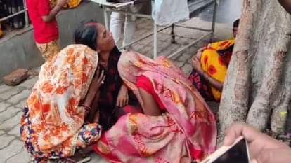 अस्पताल में कैदी का मौत के बाद रोता परिवार