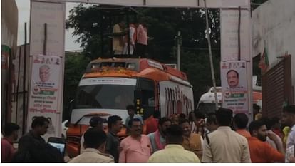 BJP Ashirwad Yatra in MP Minister Bhupendra Singh Got Stuck in Lift of Bus News in Hindi