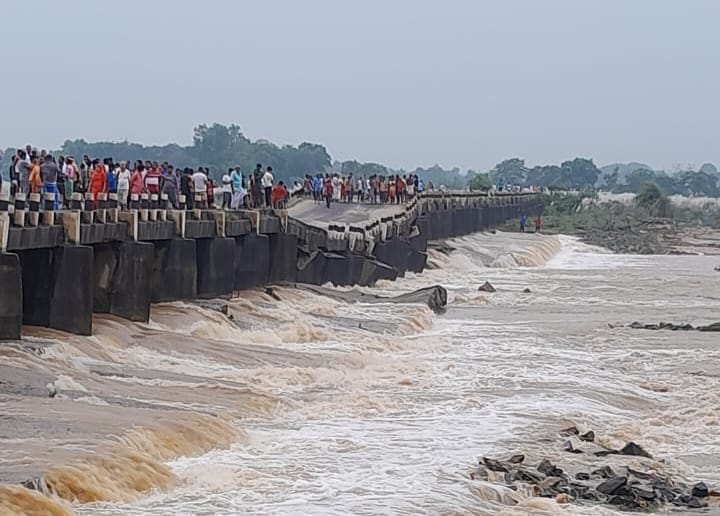 Bihar: Bridge built on Barnar river in Jamui caved in, continuous rain, traffic disrupted, weather updates.
