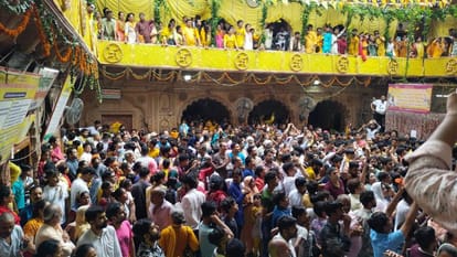 बरसाना में उड़ी अफवाह: भगदड़ में श्रद्धालुओं की मौत, एंबुलेंस बुलाने को गिड़गिड़ाती रही बेटी; नहीं हुई सुनवाई daughter kept pleading to take injured to hospital but no one listened After stampede in Barsana accident