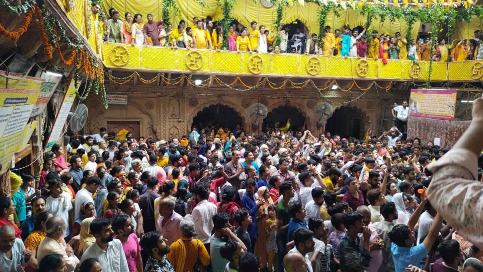 daughter kept pleading to take injured to hospital but no one listened After stampede in Barsana accident