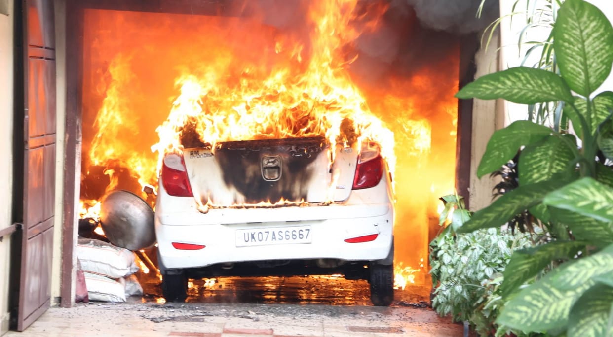 Fire broke out in garage near Ballupur Wadia Institute car kept in garage burnt Dehradun Uttarakhand news
