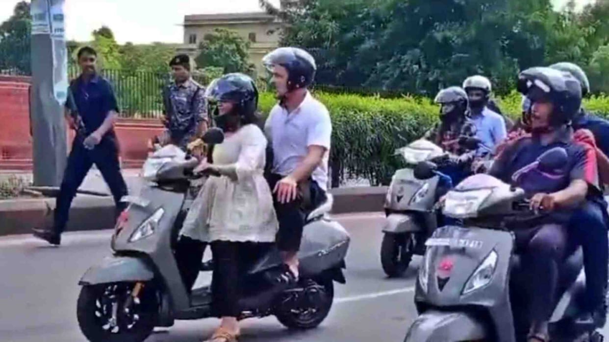 In Jaipur, Rahul Gandhi traveled on a scooty with a student