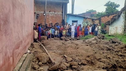 Bihar News: बारिश के बीच एक घर की दीवार गिरने से दर्जनों लोग घायल; एक महिला की घटनास्थल पर ही मौत Dozens of people were injured when a wall of a house collapsed in midst of rain in Banka; A woman died on spot