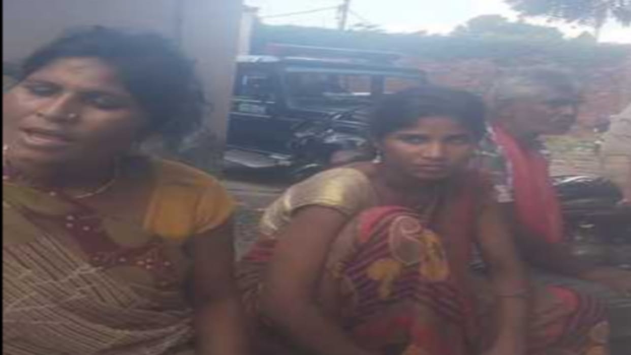 Family members sit with dead body, denial of last rites, demand to register case against policemen