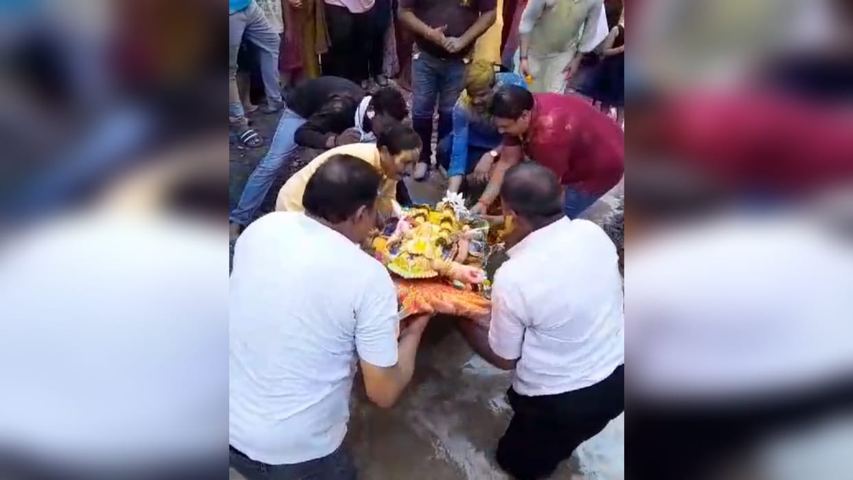 Immersion of Ganpati by making a pond in the apartment, initiative to save rivers from pollution
