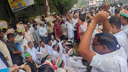 Harish Rawat reached protest site riding a tractor demanding increase compensation disaster affected farmers