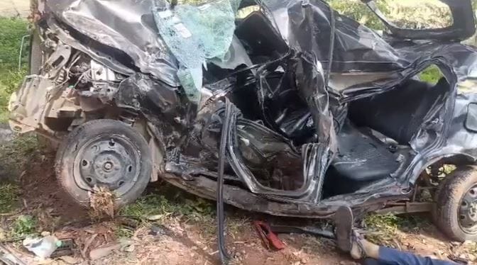 हादसे के बाद क्षतिग्रस्त कार।
