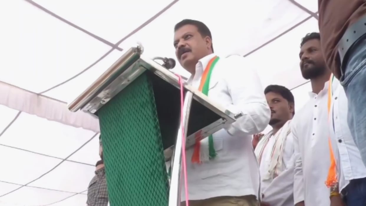 Jan Akrosh Yatra Congress MLA Umang Singar threatens Dhar SP Manoj Kumar Singh in Alirajpur